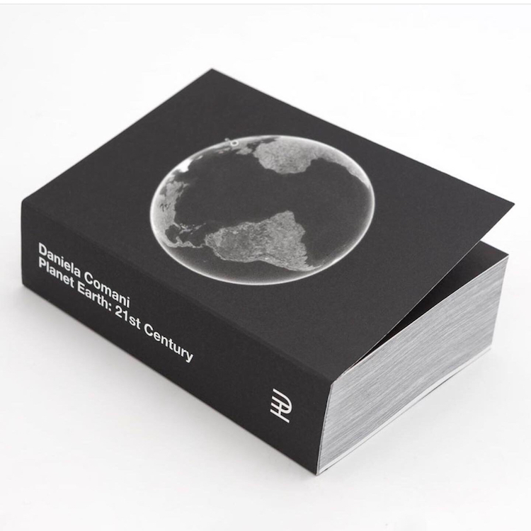 Daniela Comani, Book "Planet Earth: 21st Century", Cover