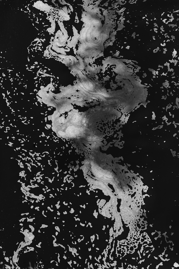© Jeffrey Ladd, 51°32'15.6"N 6°46'38.5"E  Oberfläche der Emscher, Dinslaken, 2019 Aus der Serie „Zwischen zwei Strömungen“, 2019