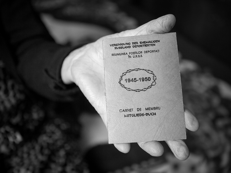 © Marc Schroeder, from the series "Order 7161, Grotti holding membership card of former deportees